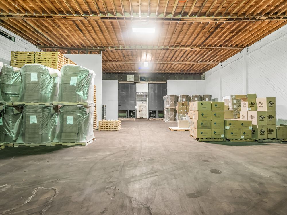 ±86,000 SF High Exposure Industrial Building on 2.42 Acres : 661 L St, Sanger, CA 93657